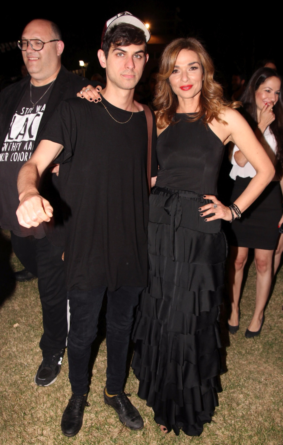 אורנה דץ עם עומר בתור תמיכה. לוהטים