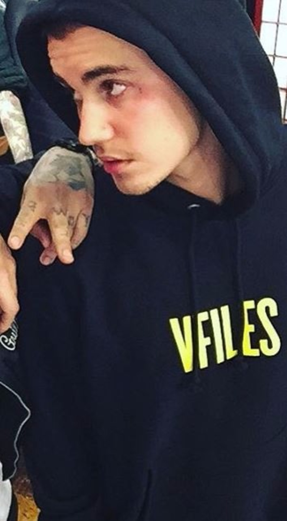 יפה לו? הצלב תחת עינו של ג'סטין ביבר (אינסטגרם)