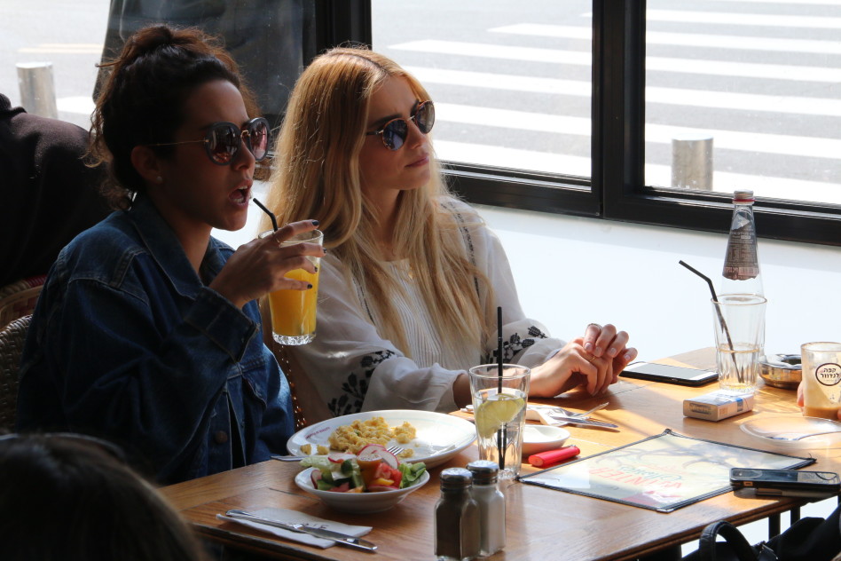 משועממת? רותם סלע עם שי לי שינדלר (צילום: ניר פקין)