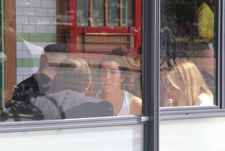 מדסקסים על מהות החיים. שינדלר וסלע עם הידיד