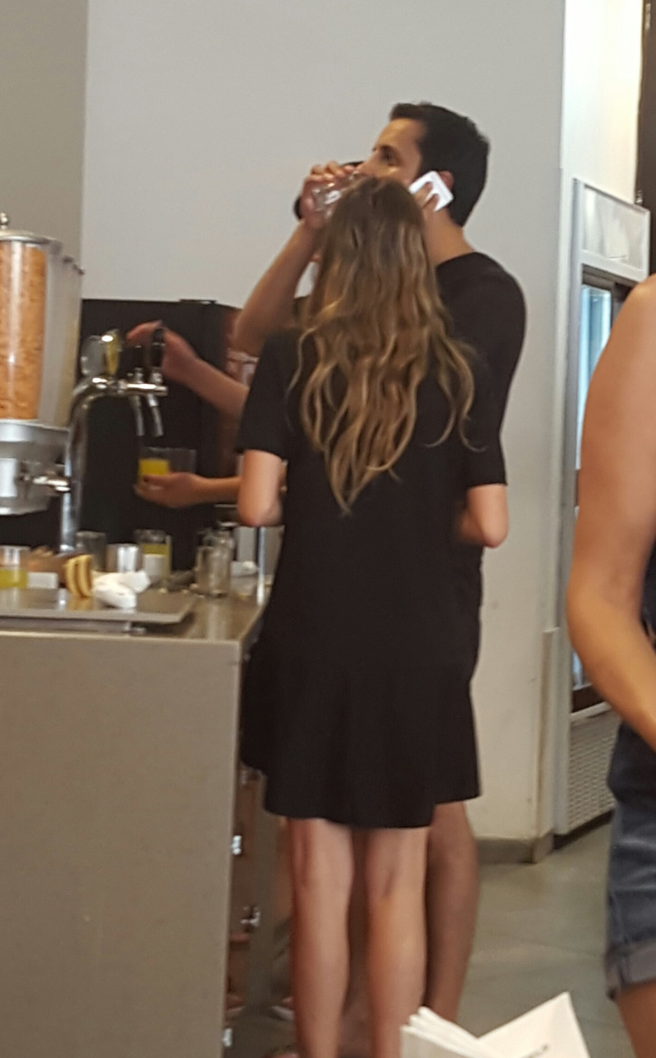 והדיבור ממשיך. רביבו והחבר בתור לדגנים