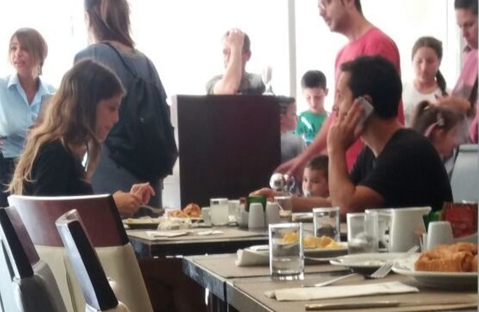 אני לא זמין. לירון רביבו והחבר "אוכלים" (צילום גולשים)