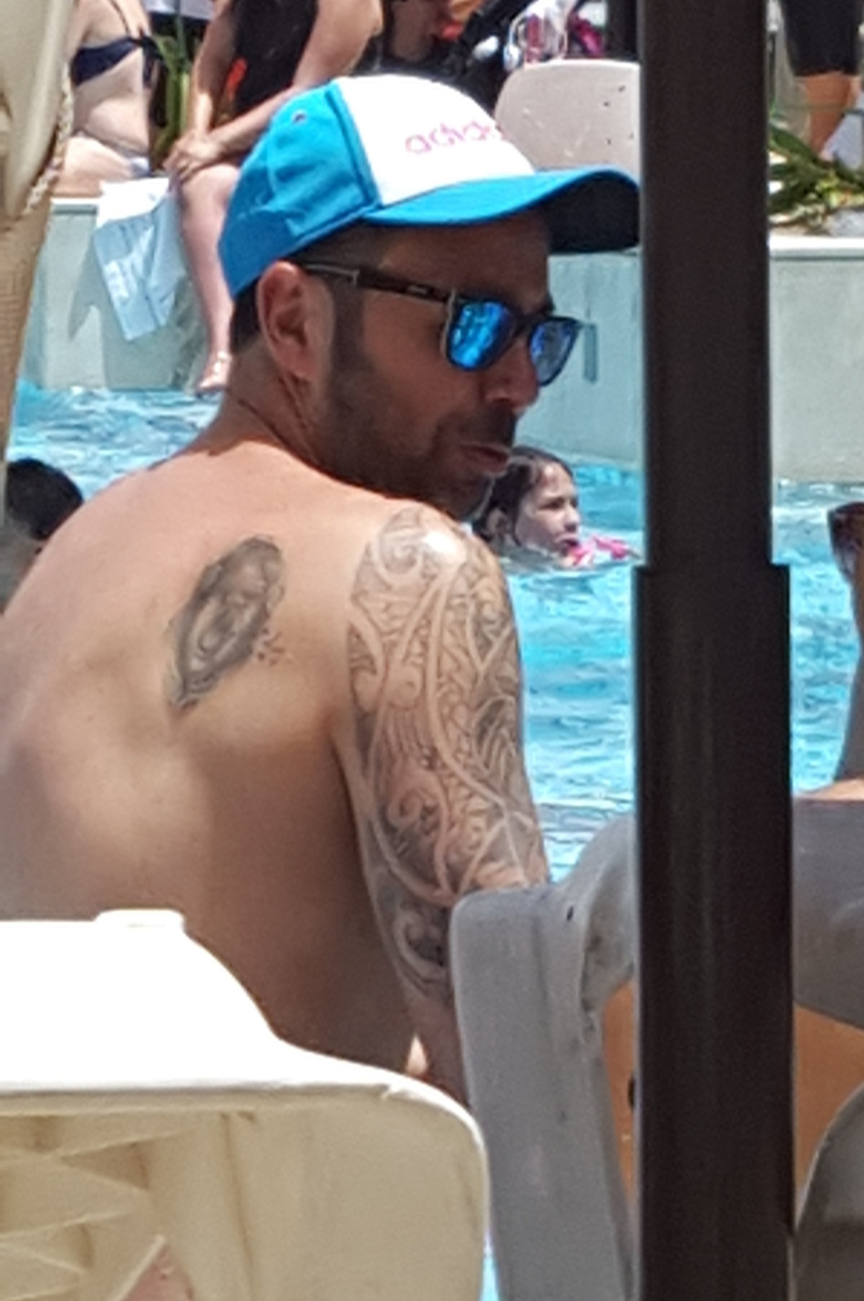 שופי על הקעקועים. נרקיס