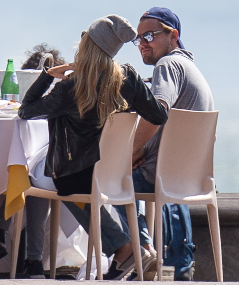 ליאו דיקפריו נראה ממש מתעניין במה שיש לדוגמנית לומר! (צילום: Splashnews)