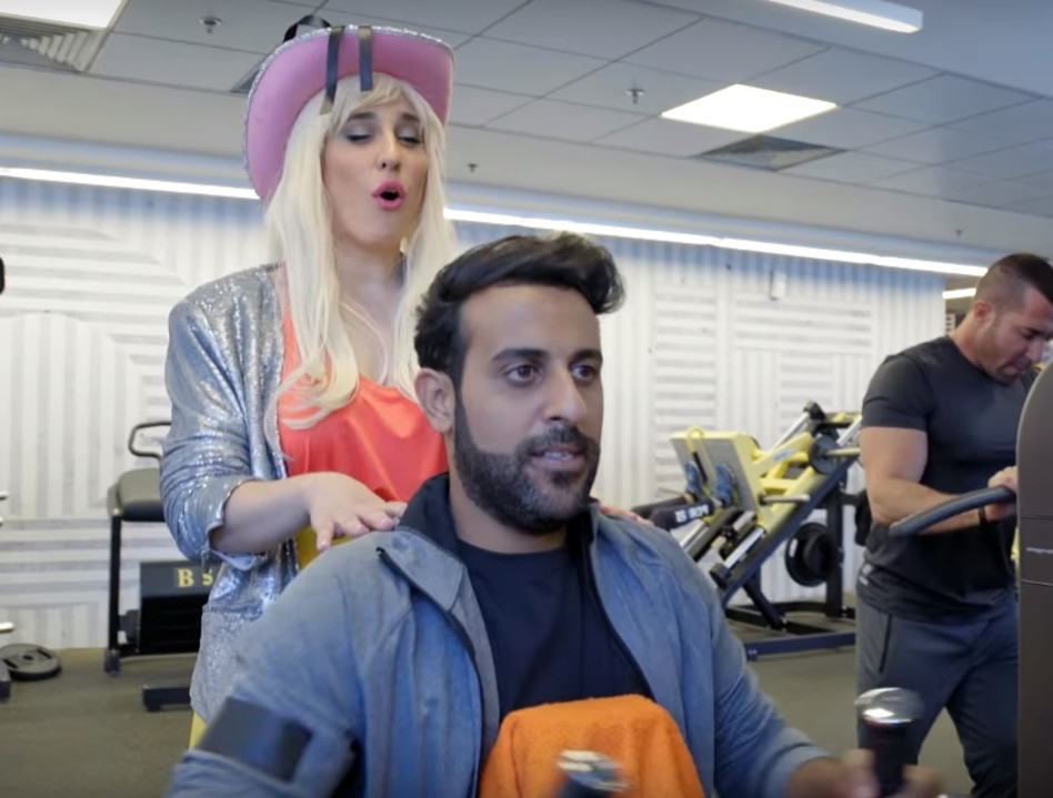 תותית מנסה לפתות את דודו אהרון (צילום מסך, יוטיוב)