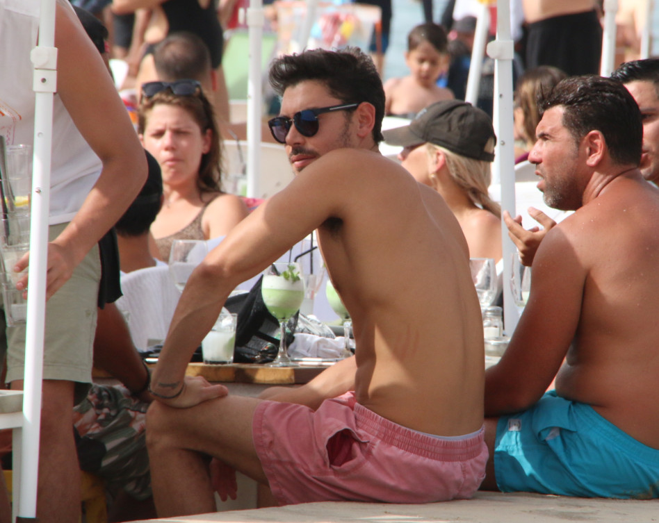 ליידיז, יש מתנדבות לנחם את רז?