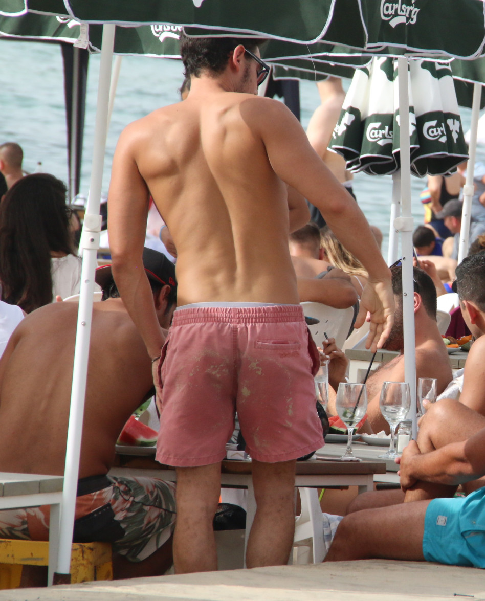 מי שמביט בו מאחור, רואה שהוא מקפיד על השיזוף!