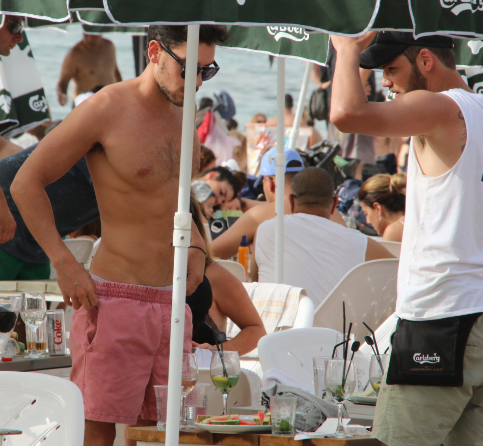 "אפשר לקבל כוס שיכר?"