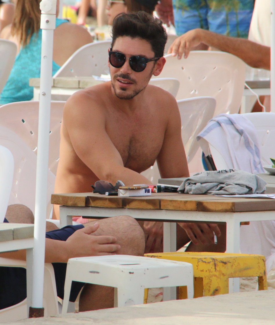 הוא סינגל! רז זלצרמן בחוף הים (צילום: ניר פקין)