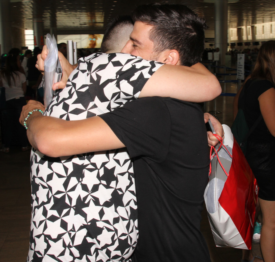 "חבק אותי, אני עף מפהההההה"