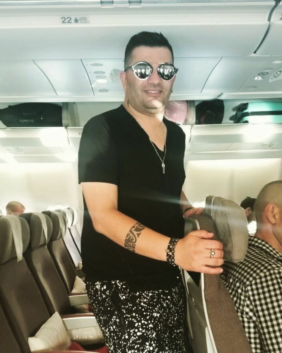 מתלהב גם במחלקת תיירים! דודו כהן (אינסטגרם)