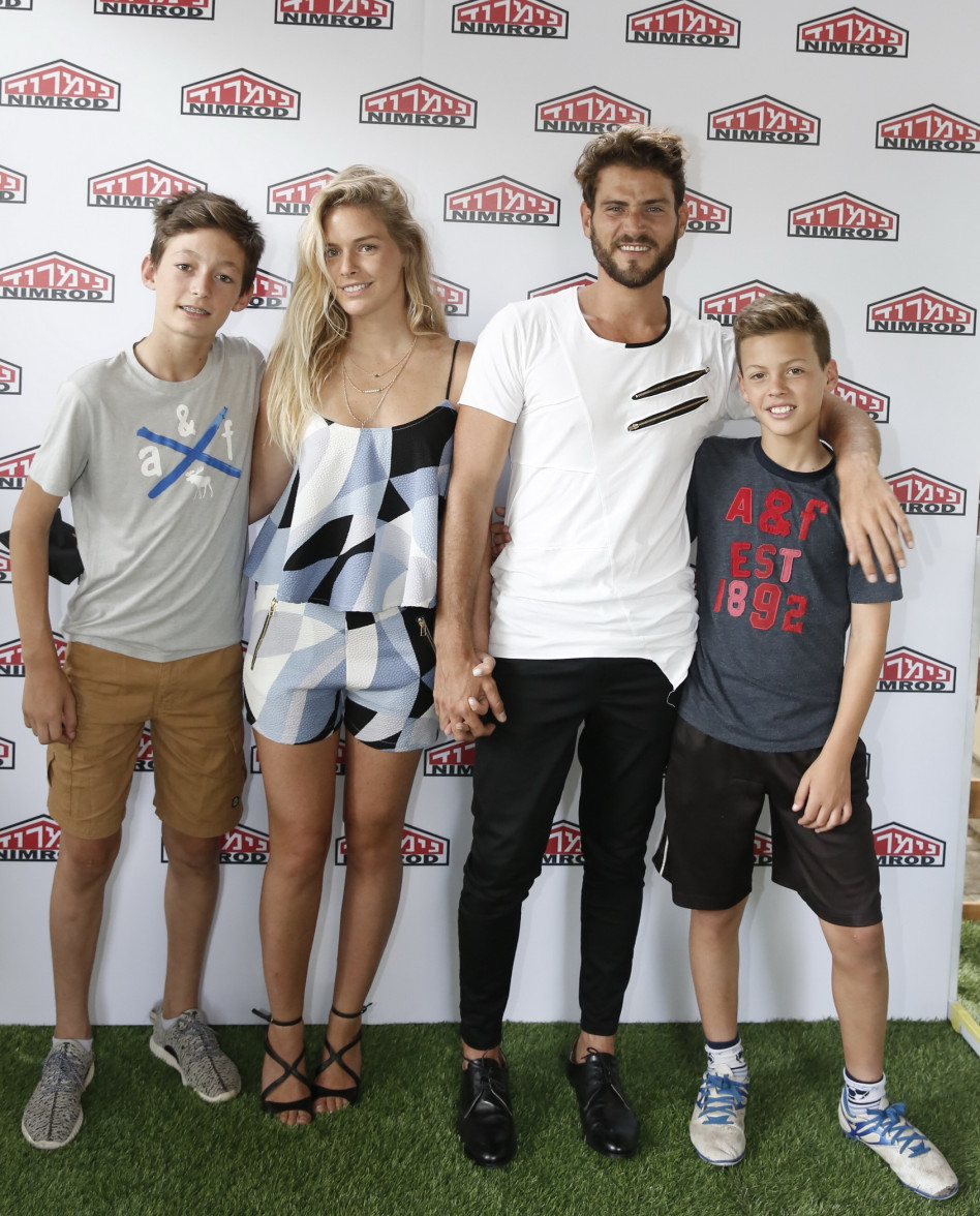 מנגד, מונדה, אדריאנו חאובל והאחים שלה