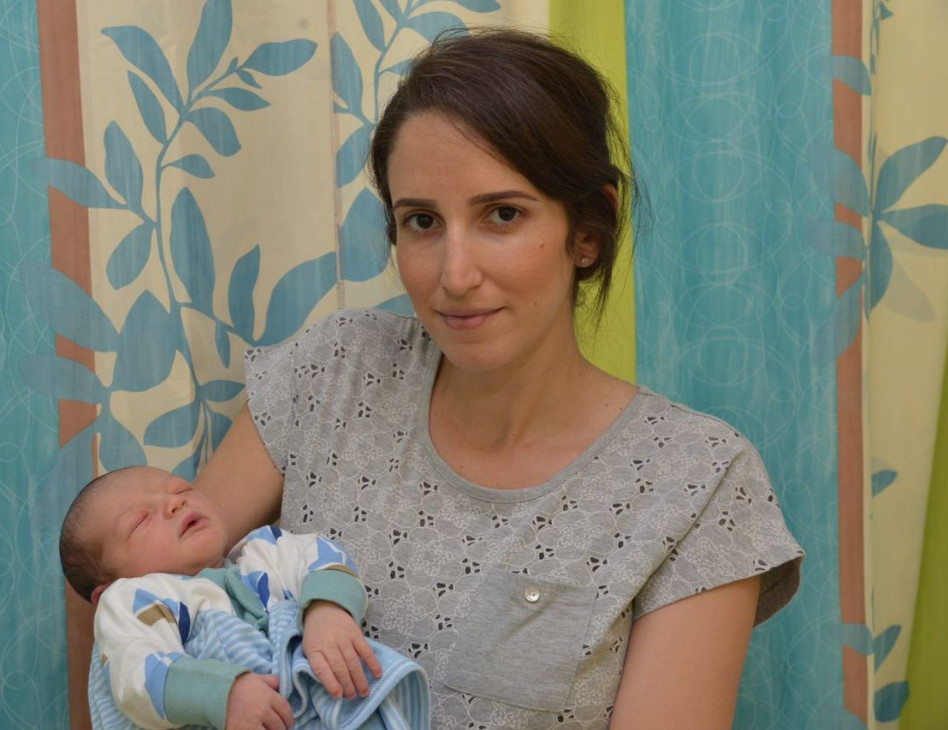 שלי שוורץ והבייבי. דומה לסבא? (צילום: דוד אביעוז, מרכז רפואי ברזילי)