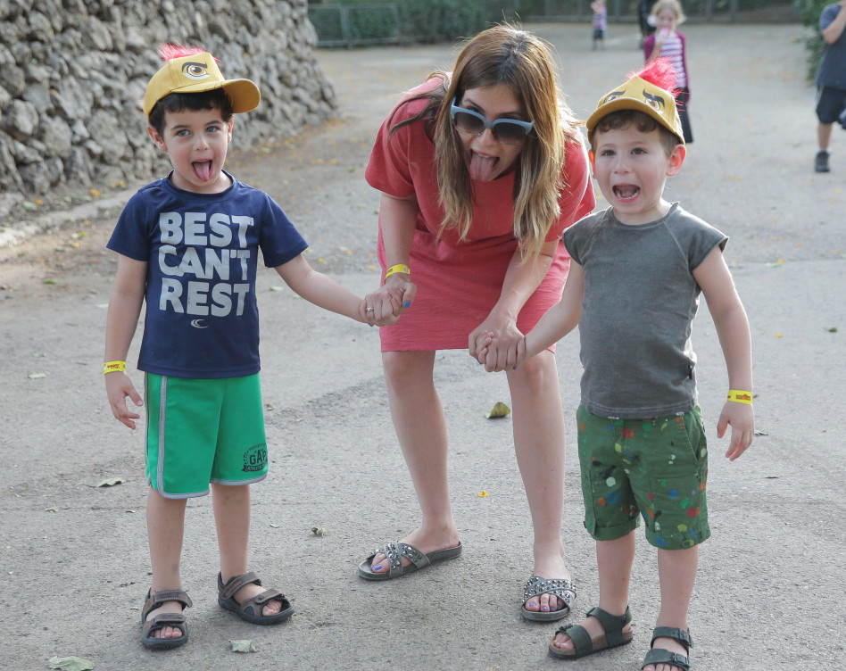 זו כבר אלכס קליינשטיין עם תיאו וחבר!