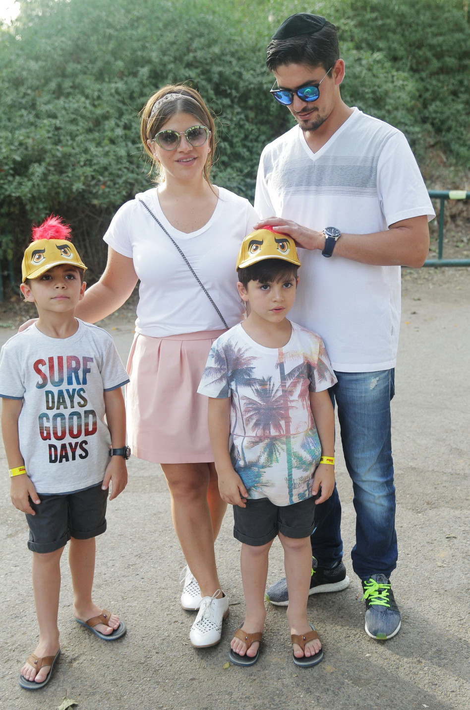 עסק משפחתי. ג'קי וישראל אזולאי עם הצאצאים