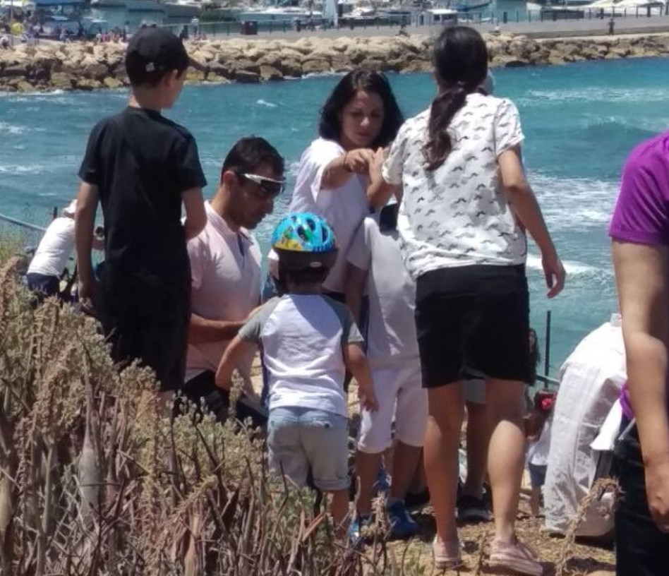 "רגע, שמאלה יותר". רותם אבוהב מדריכה את הצלם