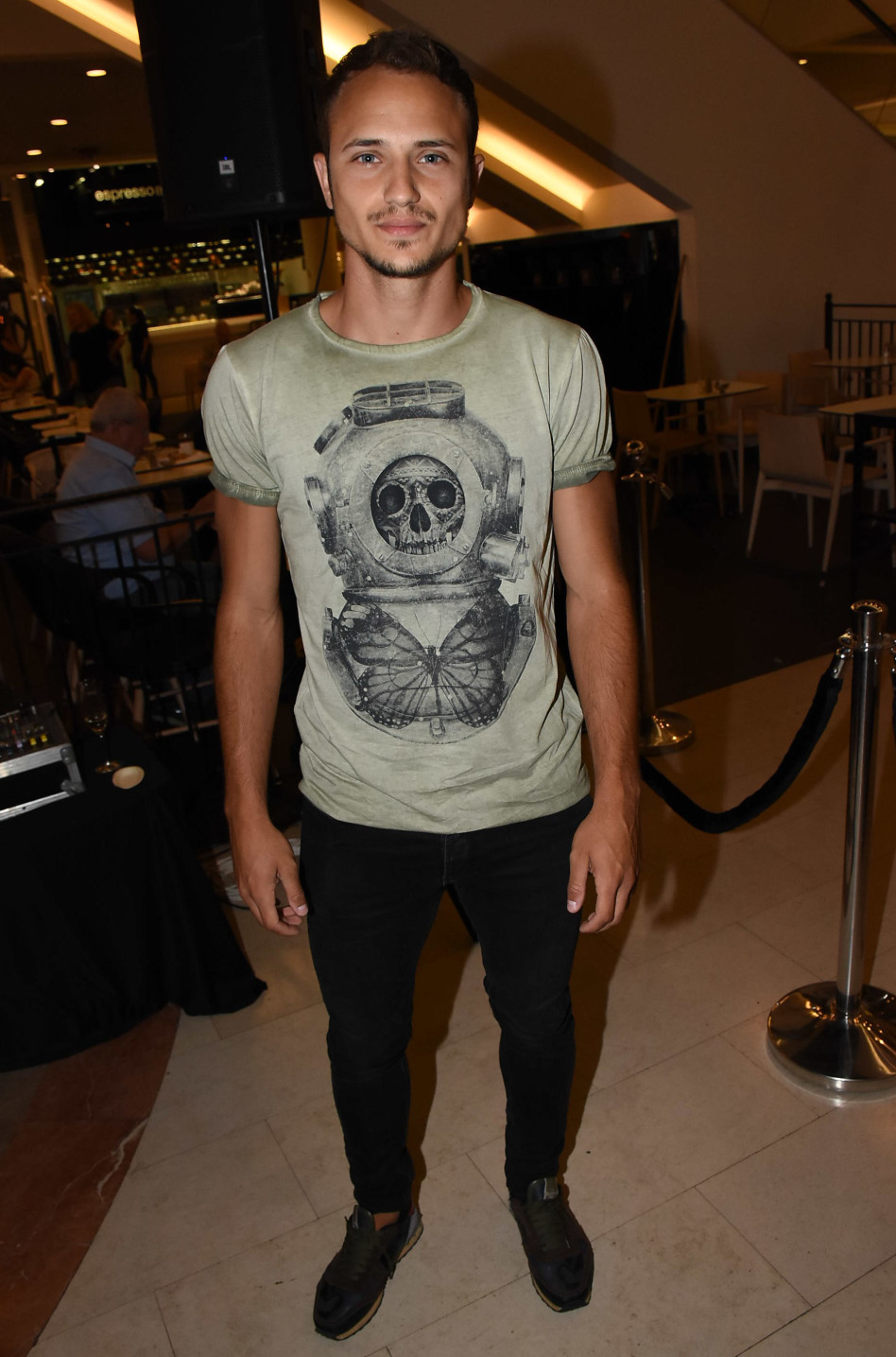 לא הגיע בחליפה. תומר ירוחם