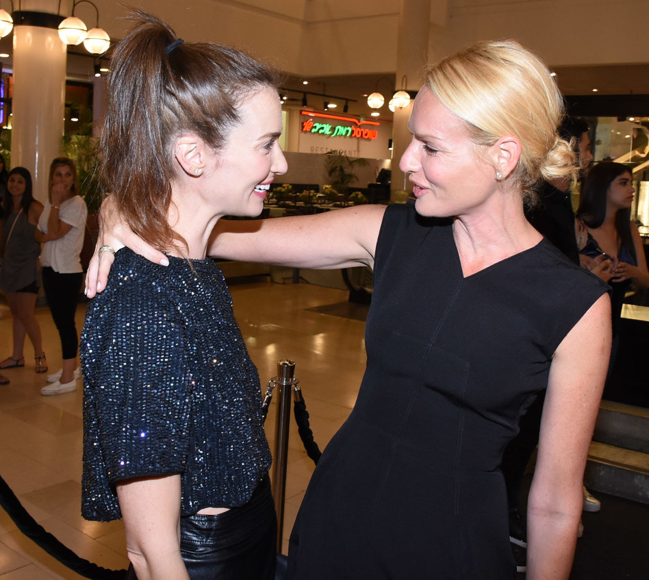 מצד אחד, גלית גוטמן מסתחבקת עם יעל גולדמן (צילום: אביב חופי ואלירן אביטל)