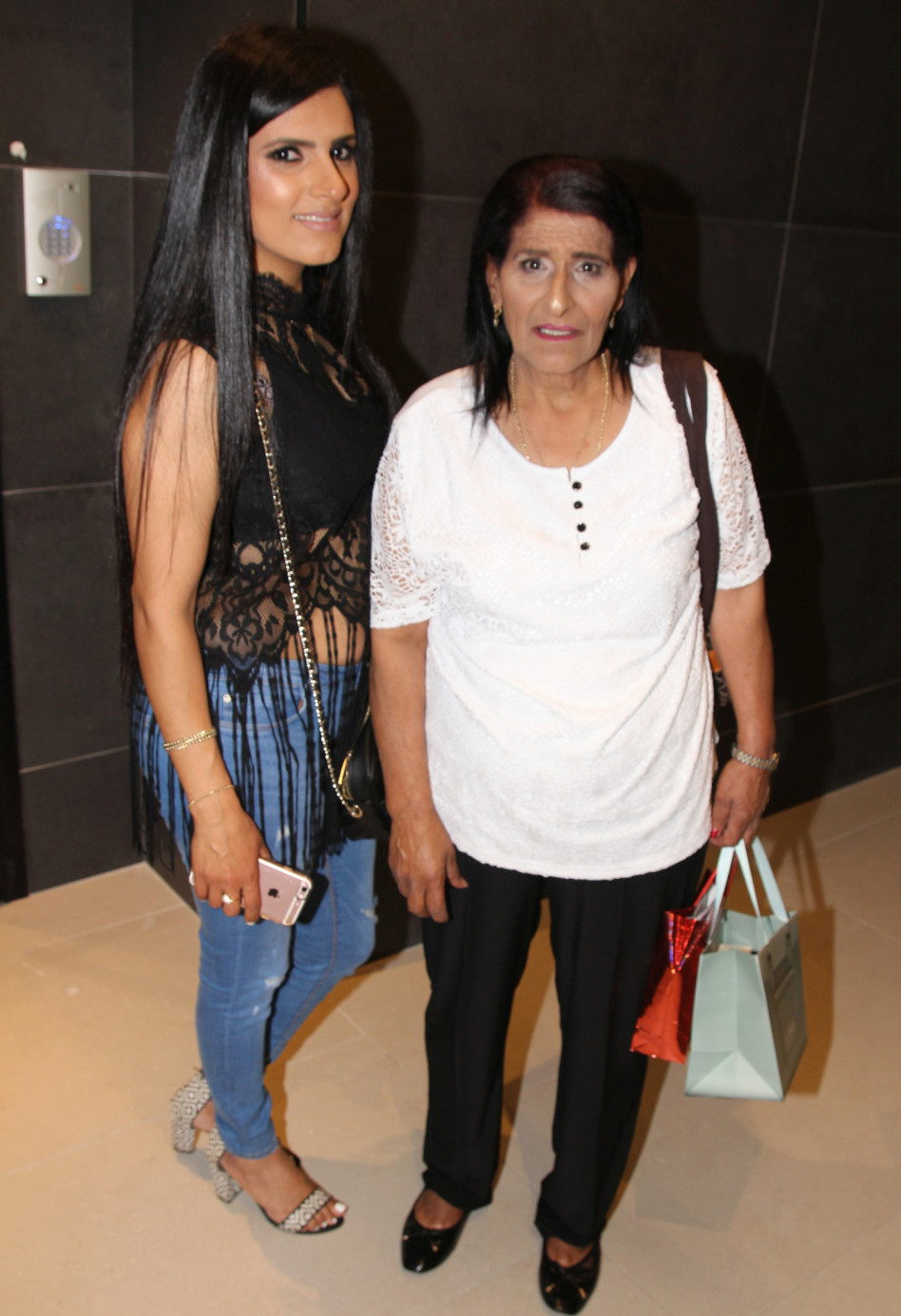 שומרת על זכות השתיקה. עינב עם ציפורה אהרון