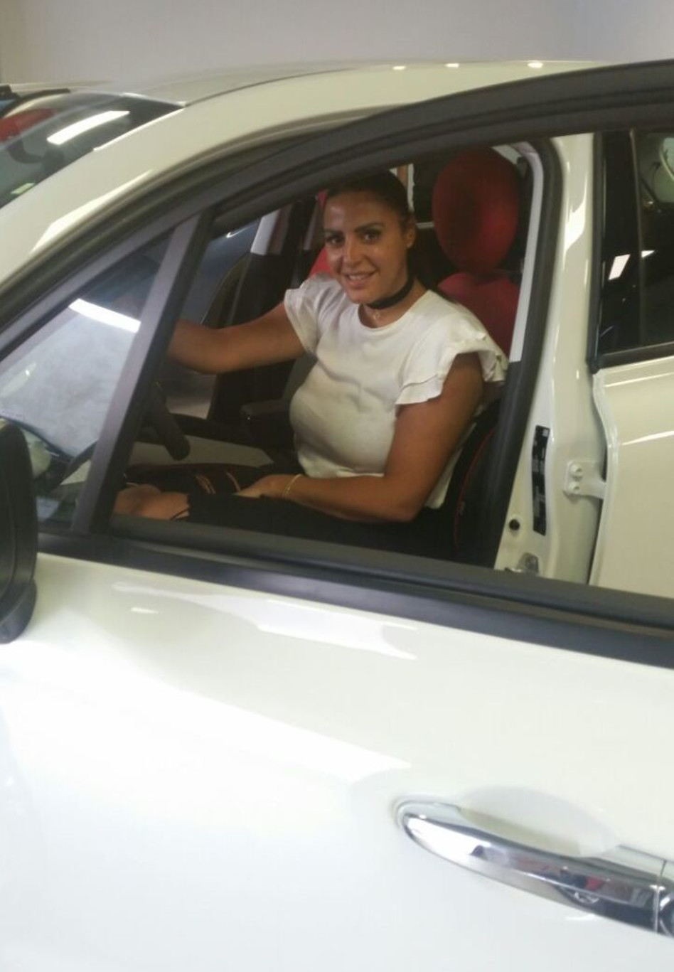 יאללה, איזה צבע! נסרין קדרי ברכב החדש שלה