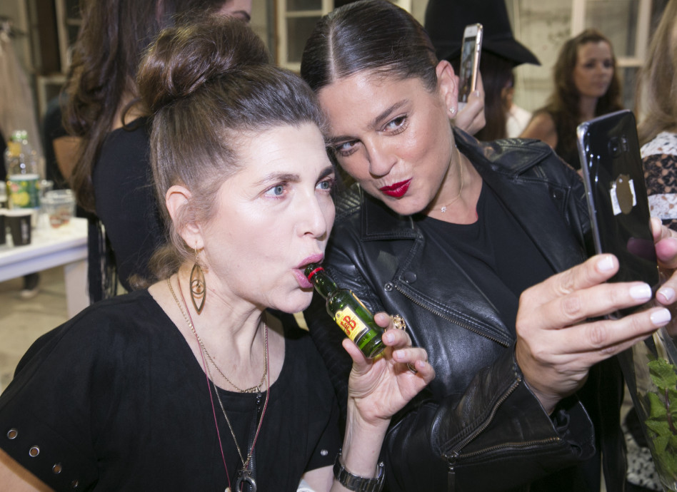 עושות פאן מאחורי הקלעים. קרן מור עם אורית בן אדרת