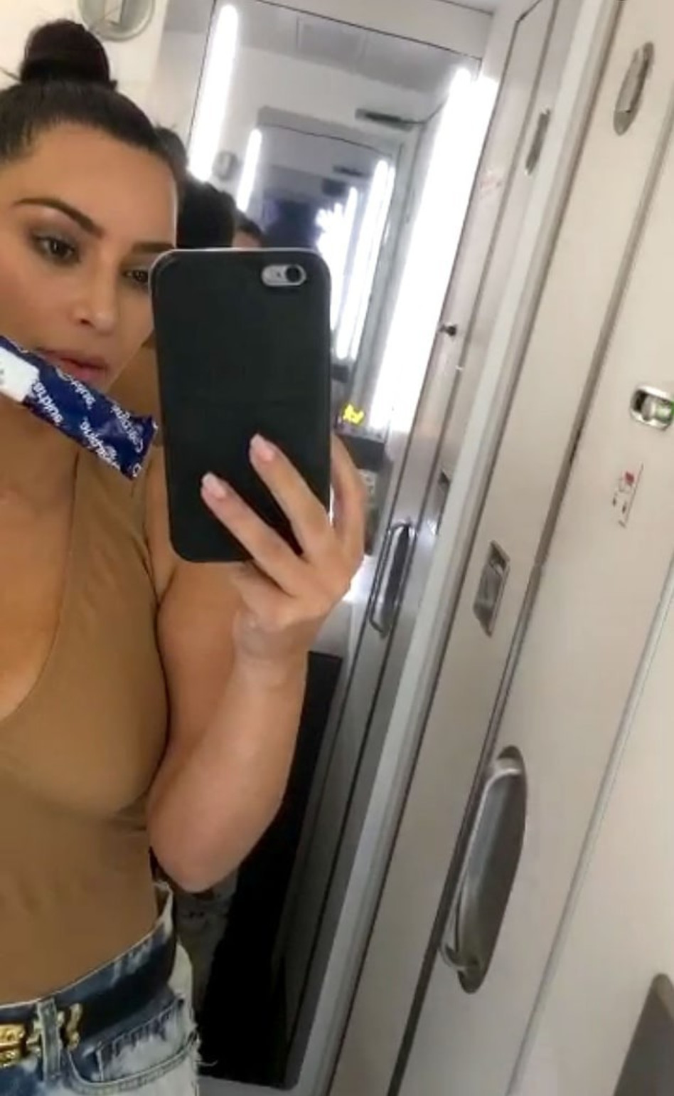 רגע לפני שתגלה אם היא סוחבת עוד יורש למשפחת קרדשיאן-ווסט (צילום מסך)