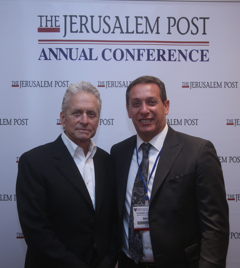 גבי חמני ומייקל דאגלס