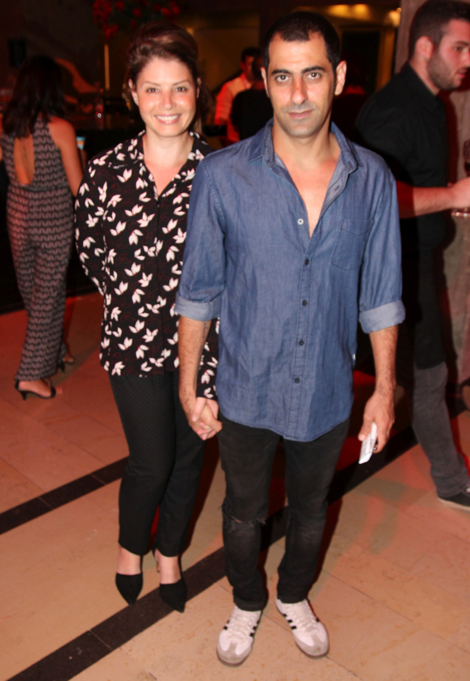 היי, הנה אסי ישראלוף ואשתו!