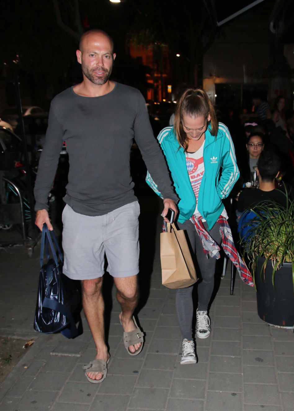 הו לא, הנה הפלאש מגיע! דנה פרידר ודין שטרן (צילום: ניר פקין)