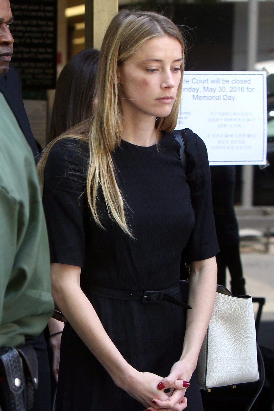 הרד חבולה, כפי שתועדה מחוץ לבית המשפט בלוס אנג'לס (צילום: Splashnews)