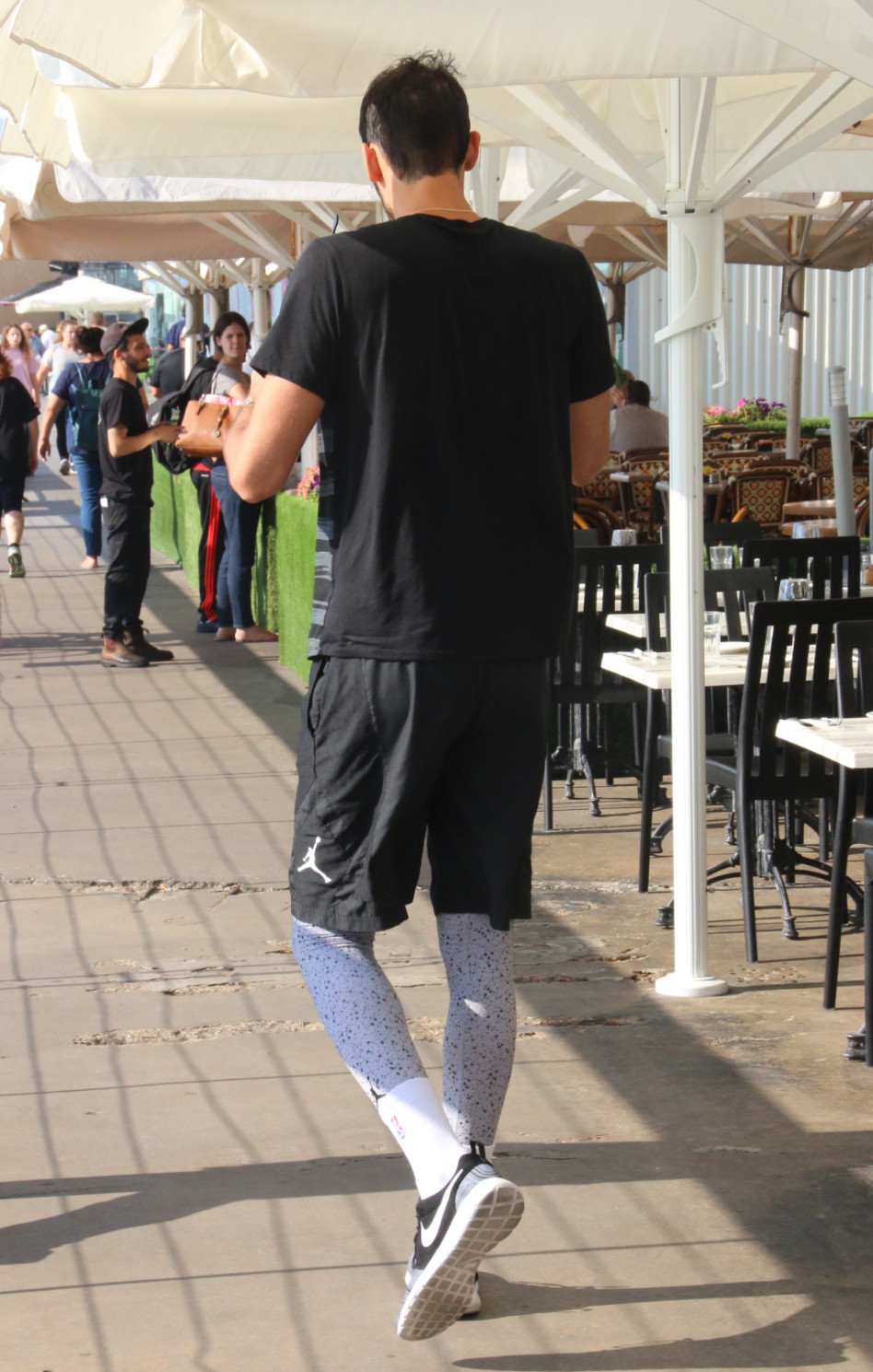 מי שמביט בו מאחור... כנראה תוהה לעצמו מה לעזאזל חשב!