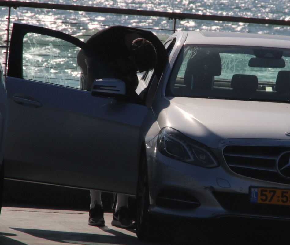 ואז, הגבוה הזה מנסה להשתחל לתוך הרכב