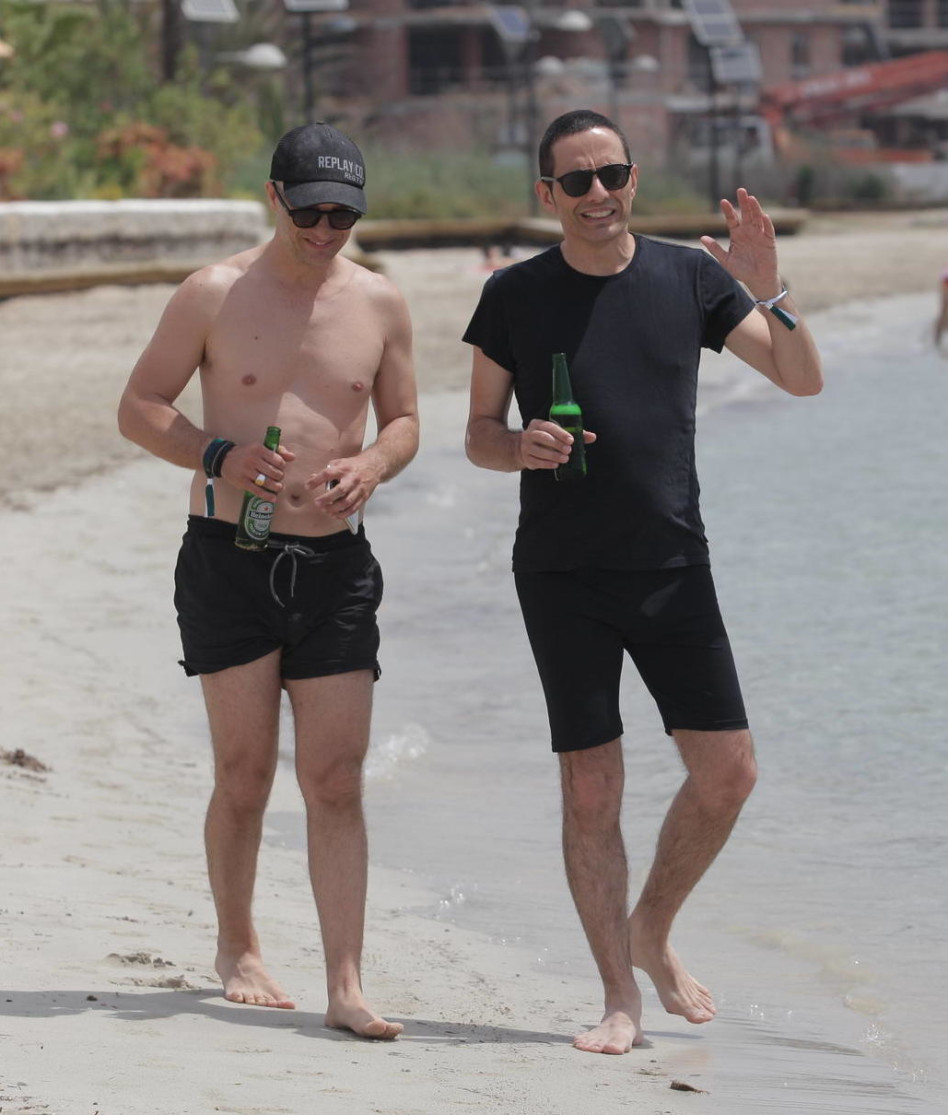 יד המחץ. ארז טל עם אחיו באיביזה (צילום: שוקה כהן)