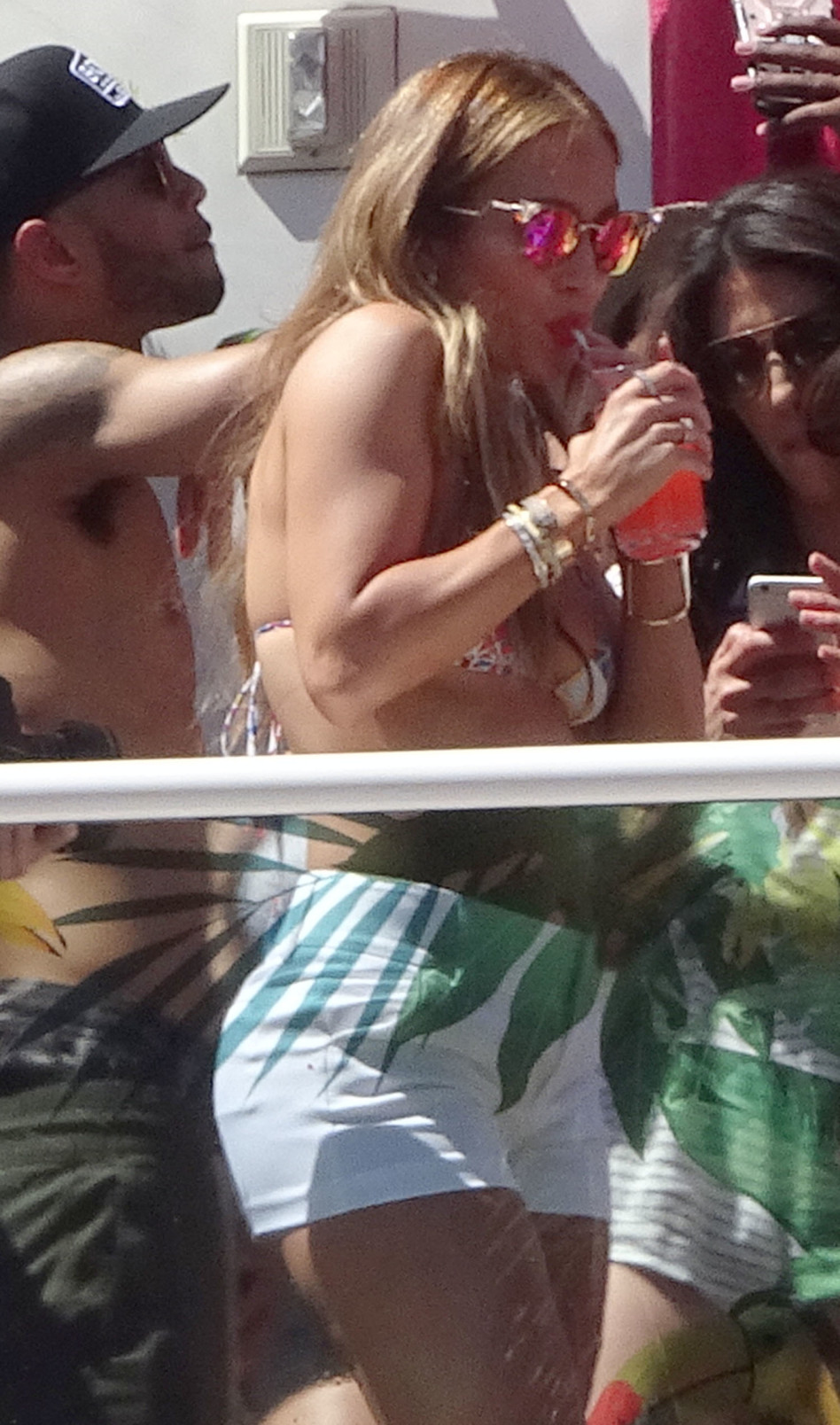 הולה, ג'ניפר לופז לוגמת משקה מרענן. בחזייה (צילום: Splashnews)