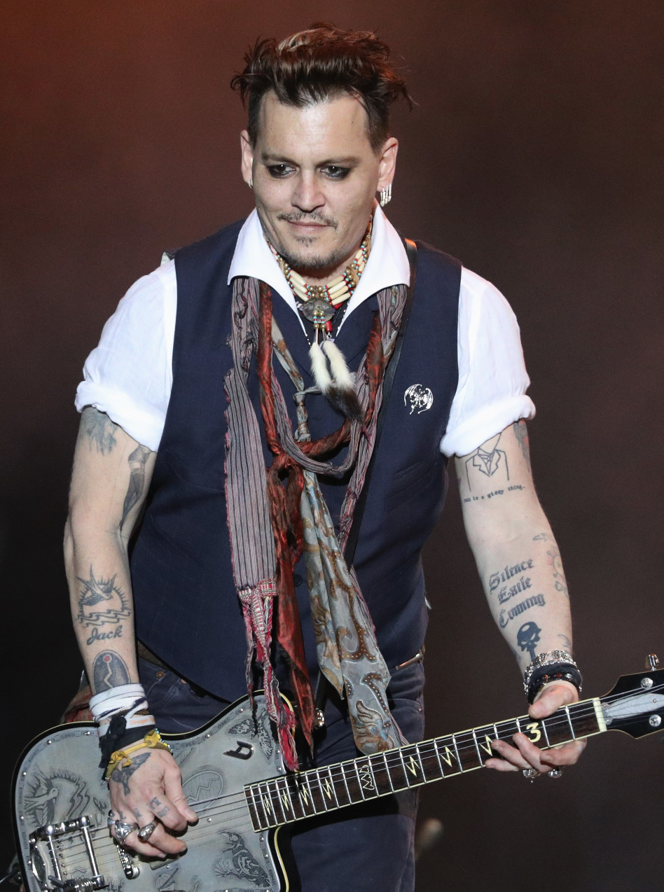 השואו חייב להימשך. ג'וני דפ בגרמניה (צילום: גטי)