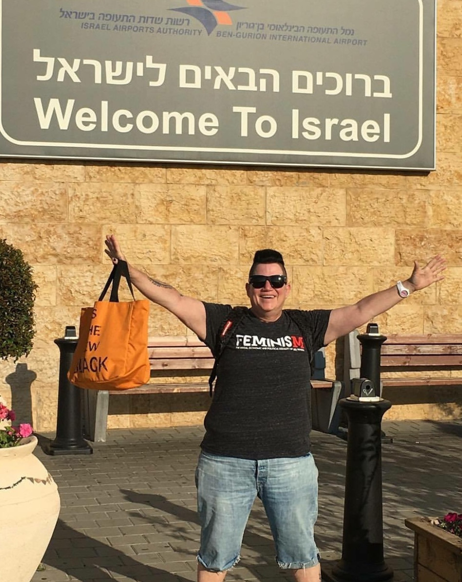 "אני ביזראל מאדרפאקרז!". ליה לדריה בנתב"ג (פייסבוק)