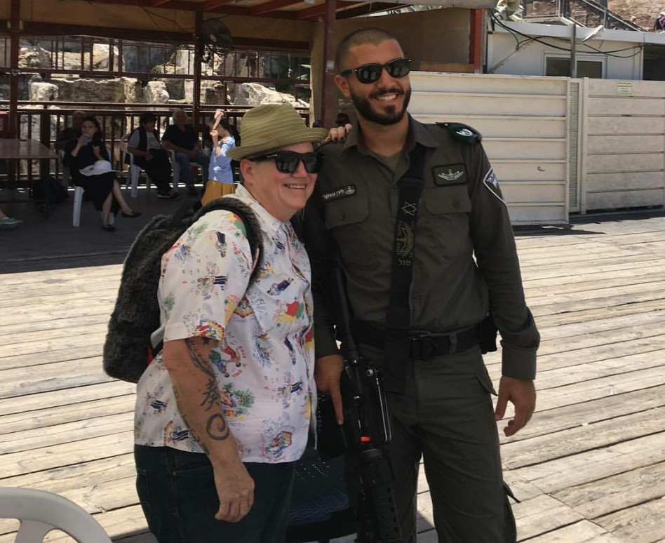 חייל אמיץ לוהט. אה, וגם כוכבת סדרת להיט (פייסבוק)