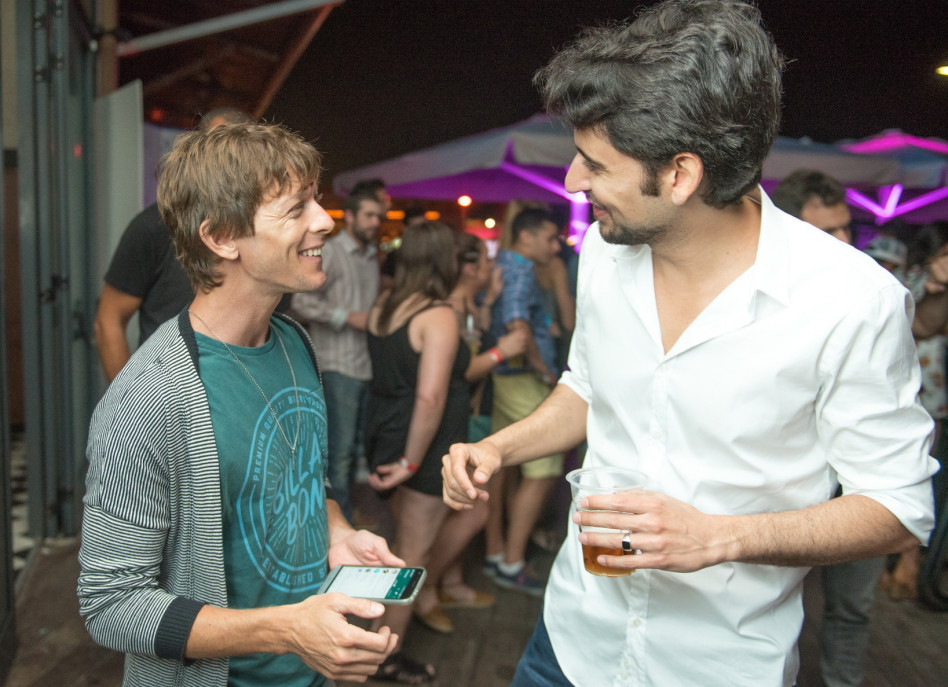 מברך באופן אישי. עפר שכטר מסתחבק עם עומר עוז