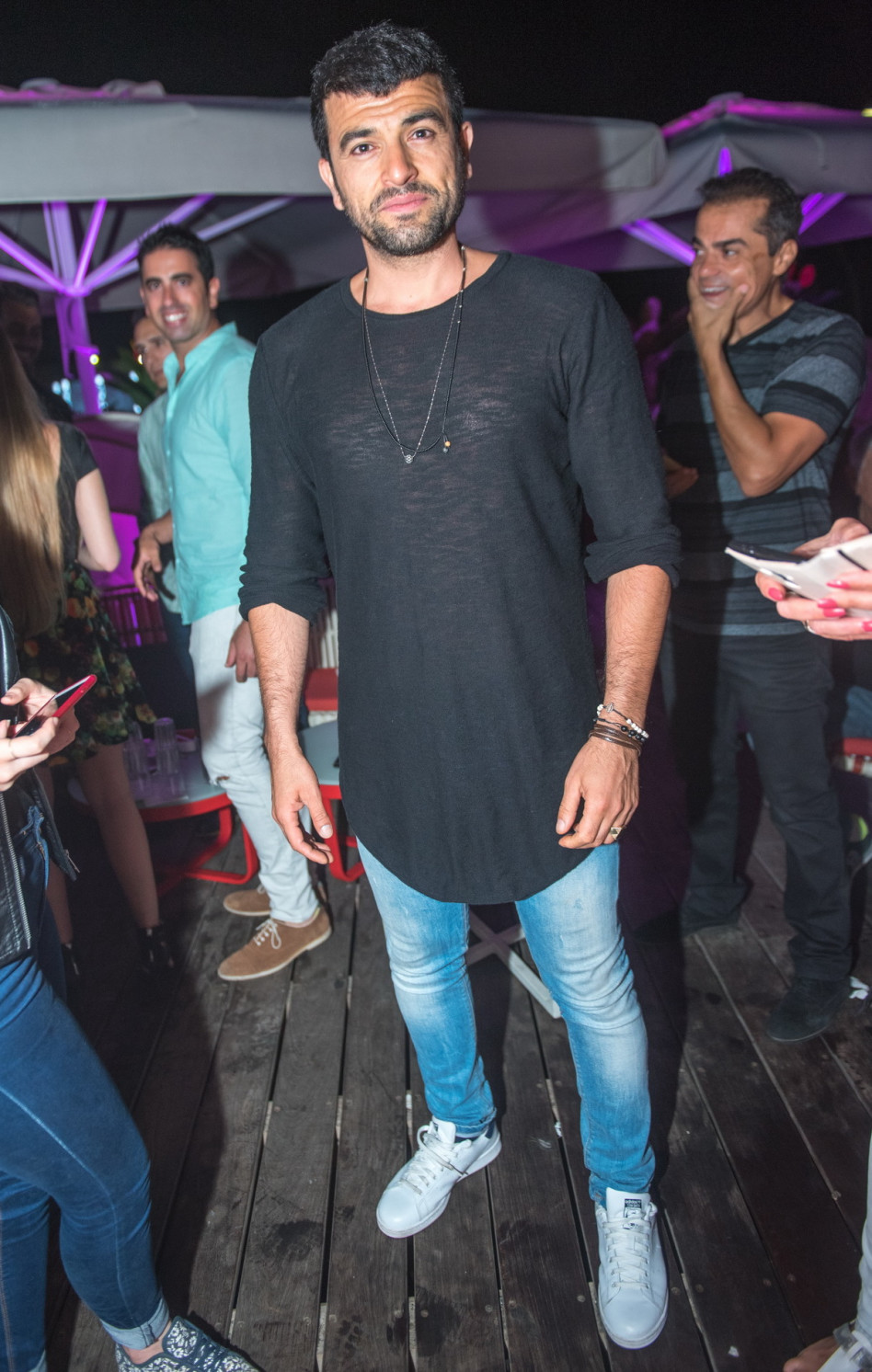 לוהט גם בשחור. עמוס תמם