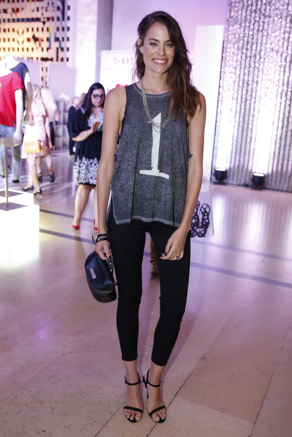 מחייכת, בערך. דר זוזובסקי