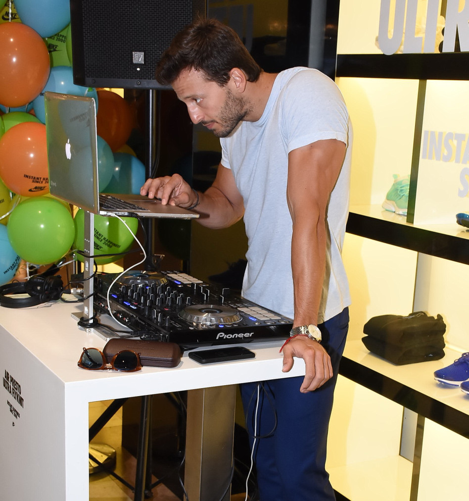 די ג'יי מייקל לואיס כאן!