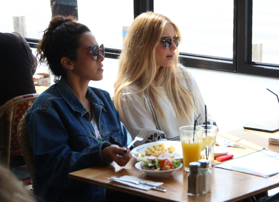 "רגע, ממש רואים שהסלט כאן יותר מעניין אותי מהפטפוטים שלך??"