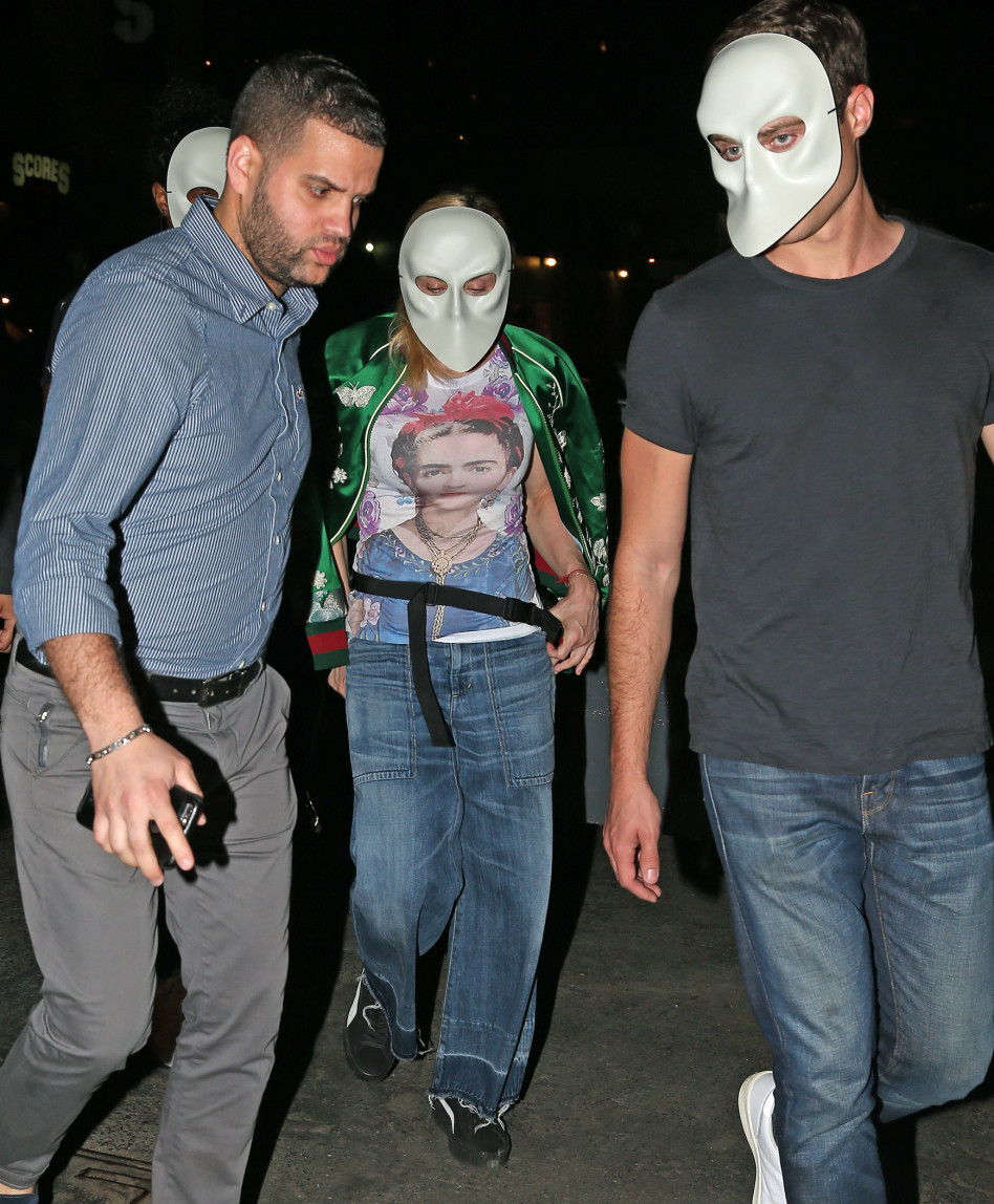 מזהים? מדונה יוצאת מהצגת ברודווי (צילום: Splashnews)