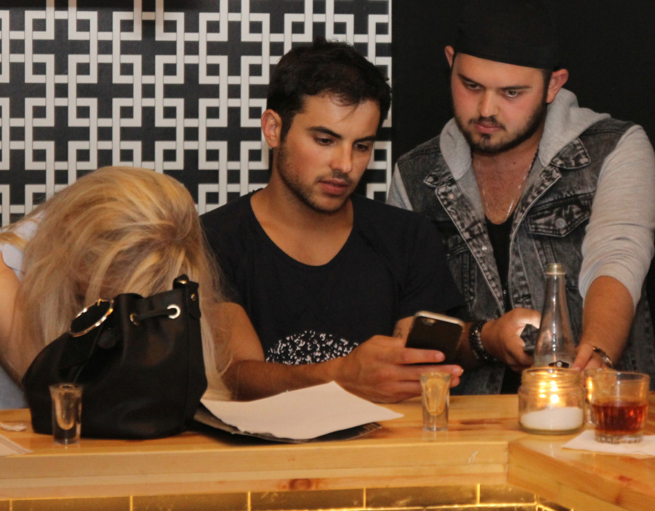 "קלטתם שהוא פרסם עוד סלפוש?". הרץ בוחן