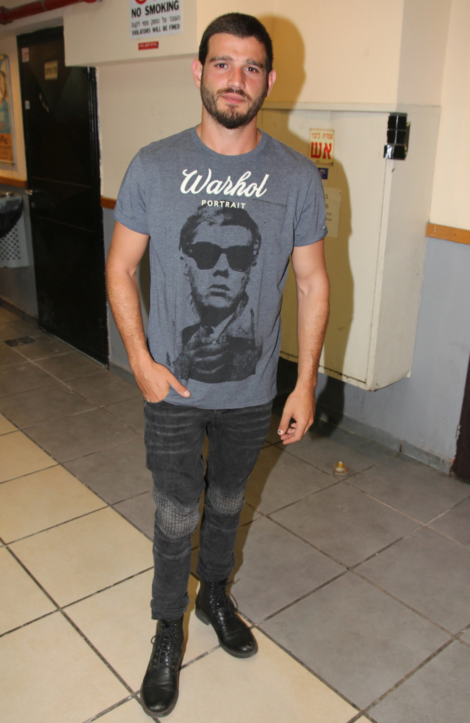 לעומת מאור שוויצר, ששומר על רצינות