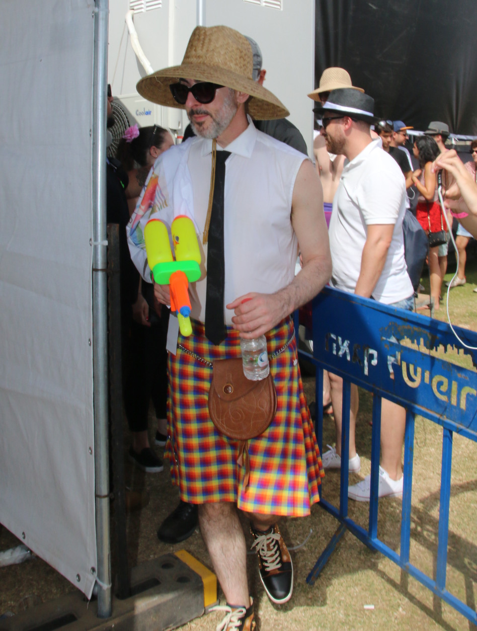 אלן קאמינג החליט על חצאית