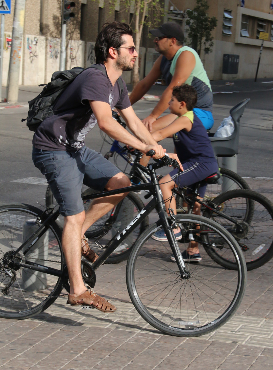 לא חם לך מספיק כדי להוריד חולצה? רן דנקר