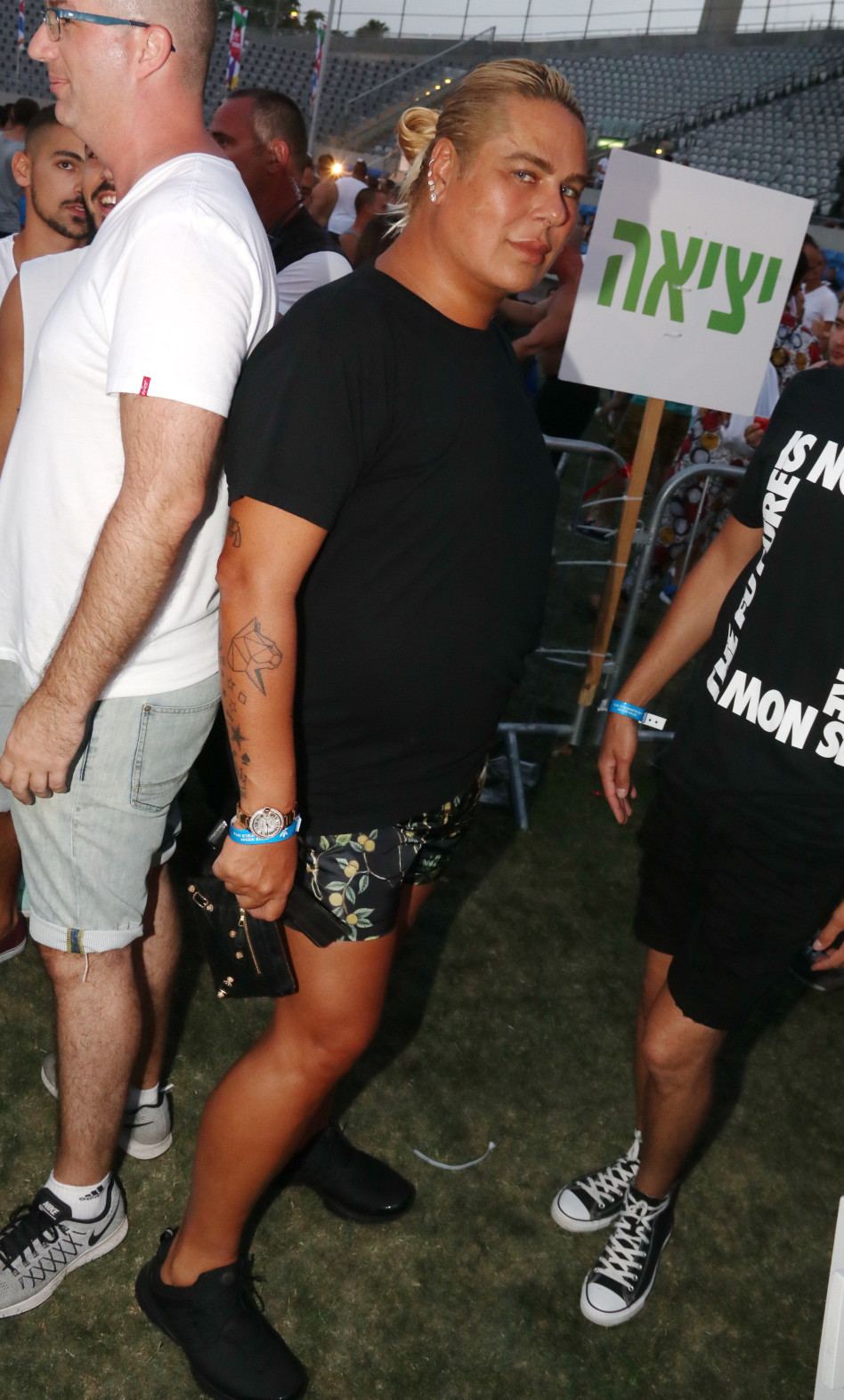 אמן בלונז'. מיקי בוגנים