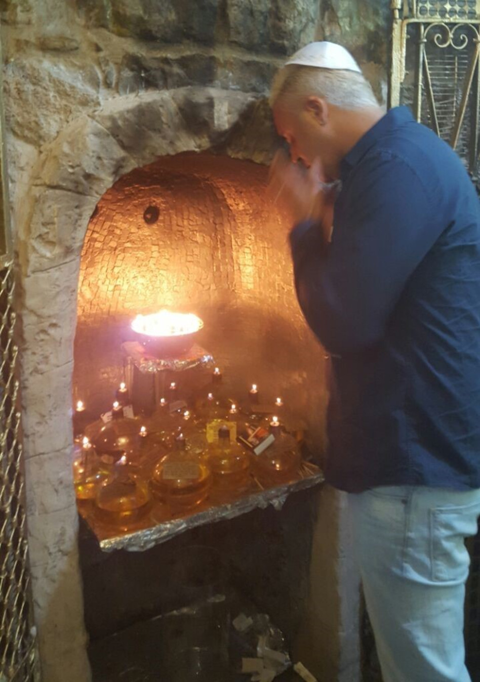 יא באבי, רחם עליי. קובי פרץ מתפלל (צילום: דוברות מערת הרשב''י)