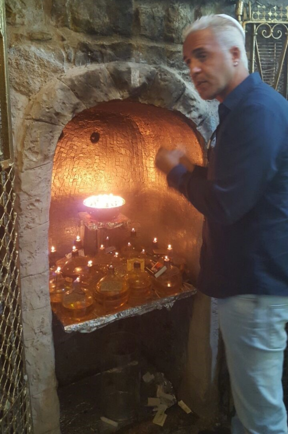 חזק ואמץ. קובי פרץ במערת הרשב"י